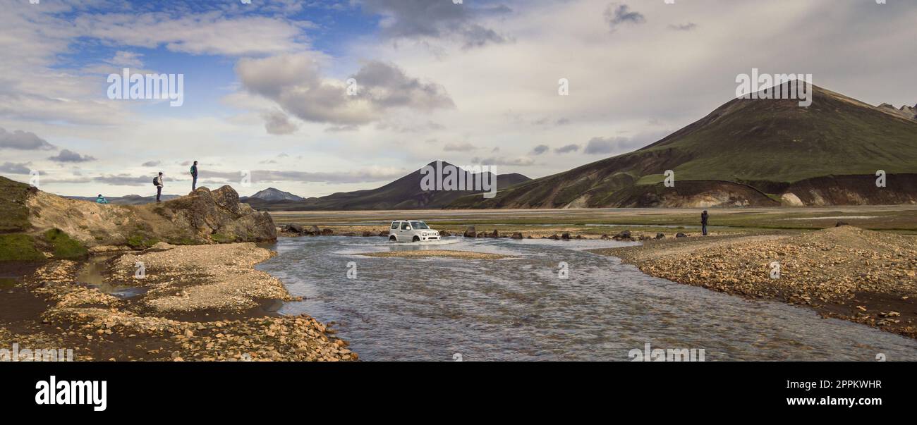 Foto: Autoüberquerung der flachen Flusslandschaft Stockfoto