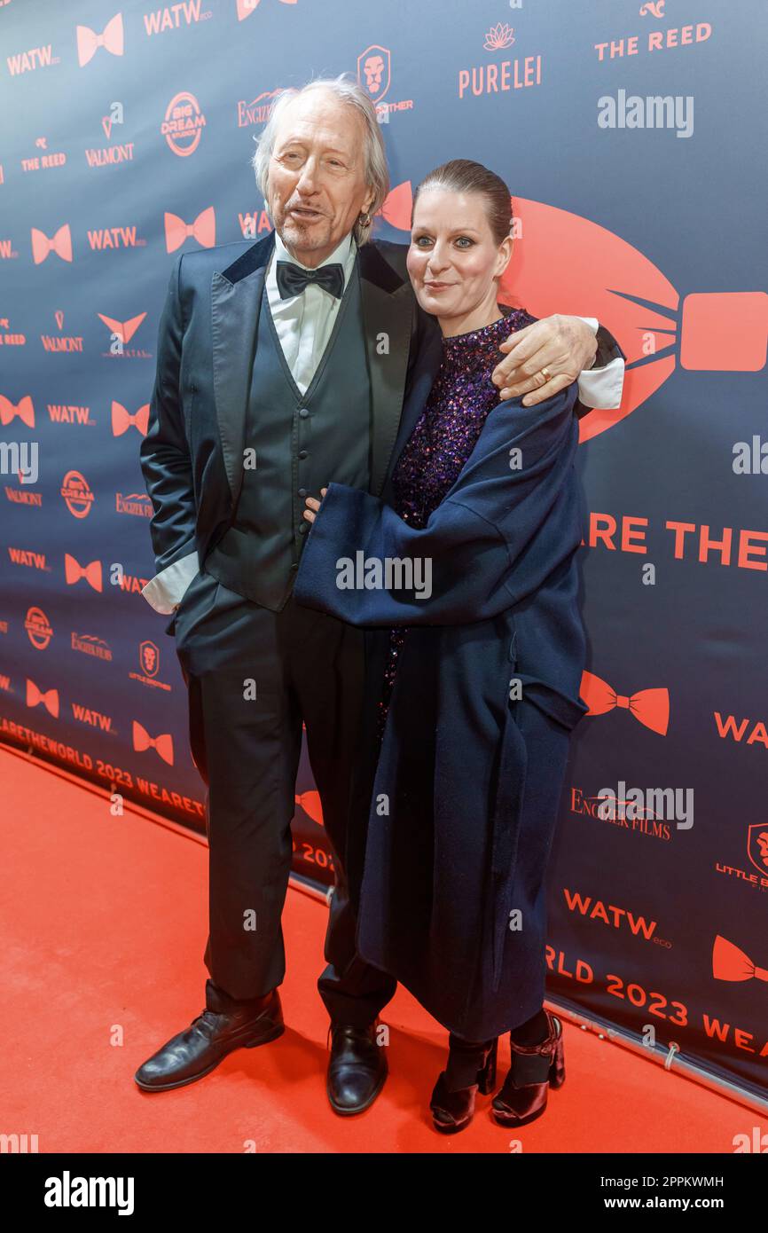 Reiner Schoene mit Gesellschaft im We are the World Gala 2023 in Berlins „THE REED“ direkt am Alexanderplatz. Stockfoto