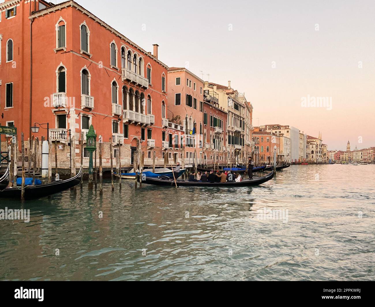 Uferpromenade des Canale Grande in Venedig am Abend Stockfoto