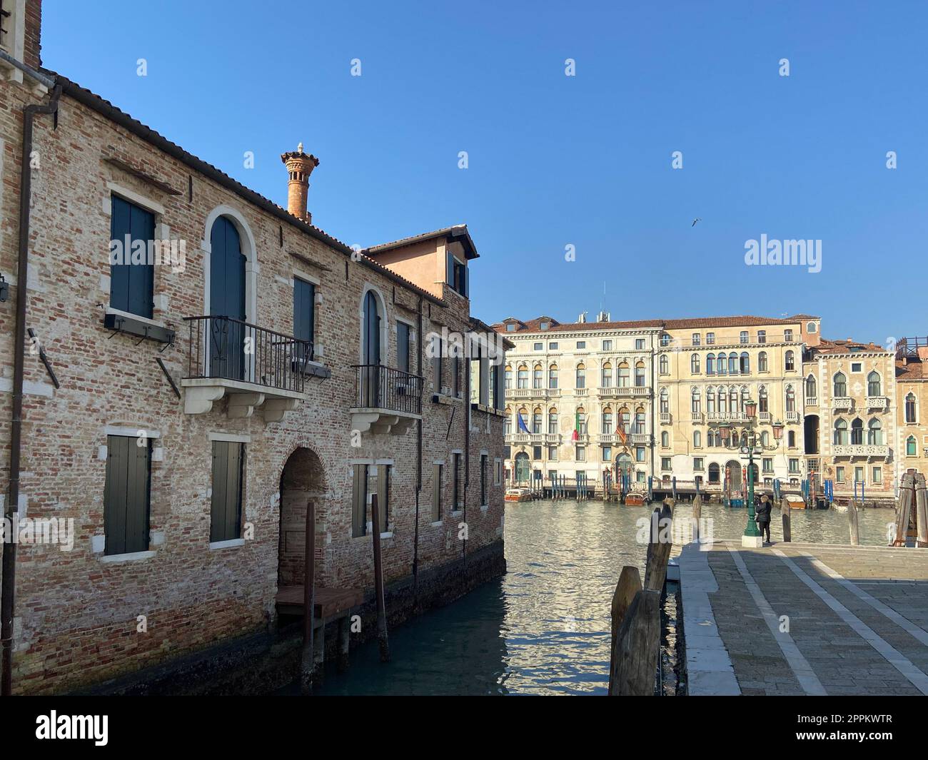 Touristenwartebas auf dem Pier in Venedig Stadt Stockfoto
