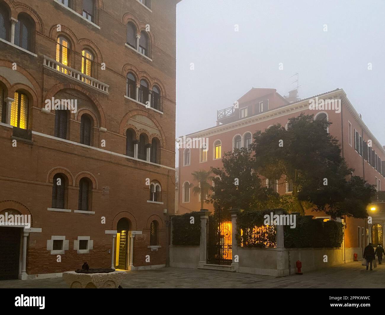 Uferpromenade im Nebel in der Winterdämmerung in Venedig Stockfoto