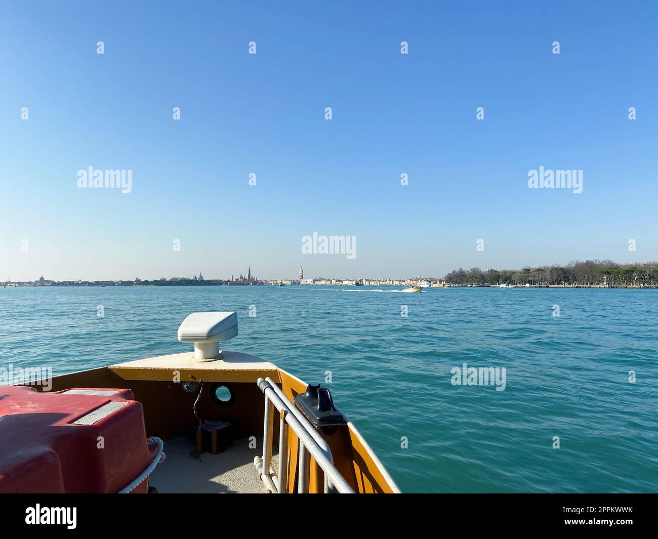 Blick auf die Lagune von Venedig vom Vaporetto in Venedig Stockfoto
