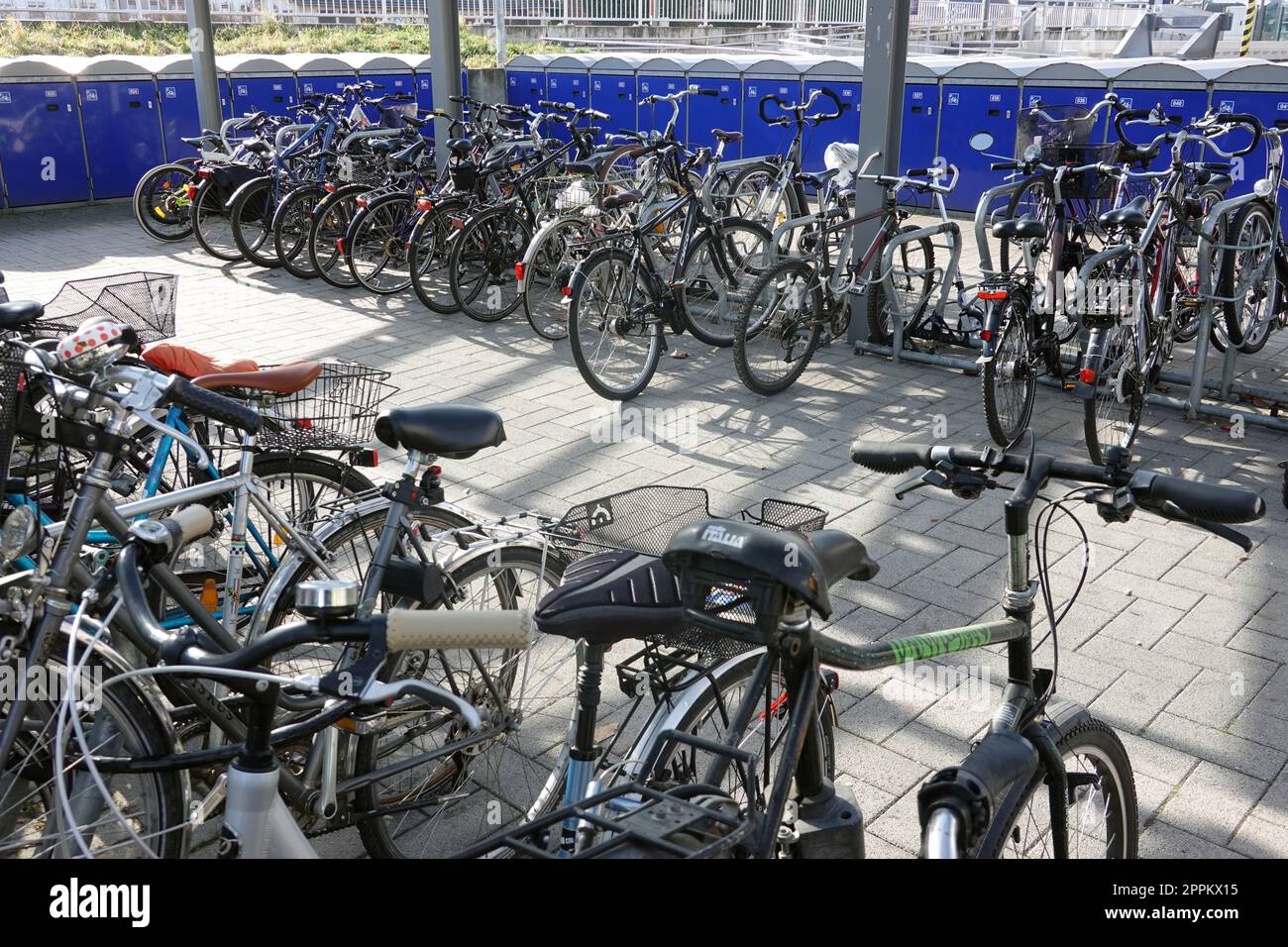 Ã¼berdachter Fahrradparkplatz mit Fahrradgaragen am Bahnhof Stockfoto