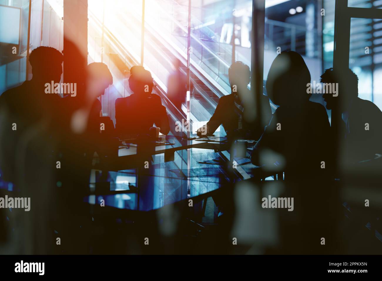 Hintergrund Konzept mit Geschäftsleuten Silhouette bei der Arbeit. Double Exposure- und Lichteffekte Stockfoto