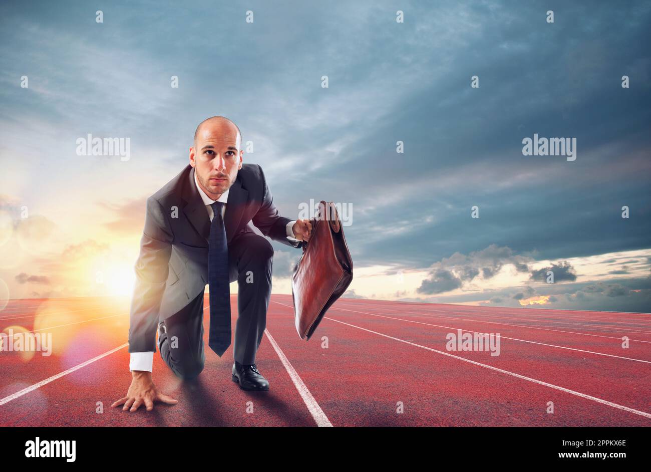 Geschäftsmann verhält sich wie ein Läufer. Wettbewerb und Herausforderung im Geschäftskonzept. Stockfoto