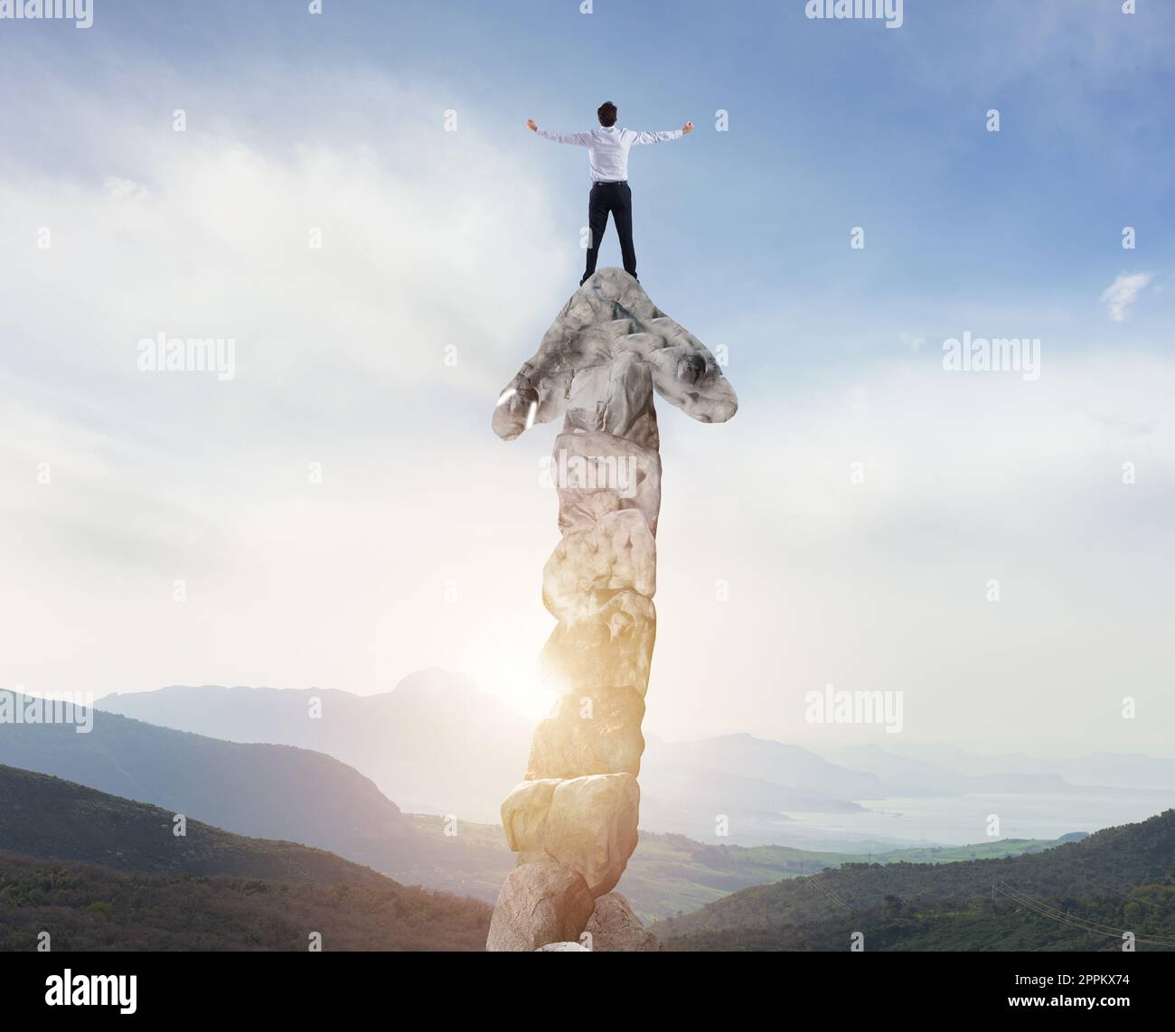 Geschäftsmann klettert einen Berg geformt wie ein Pfeil. Konzept der statistischen Verbesserung Stockfoto