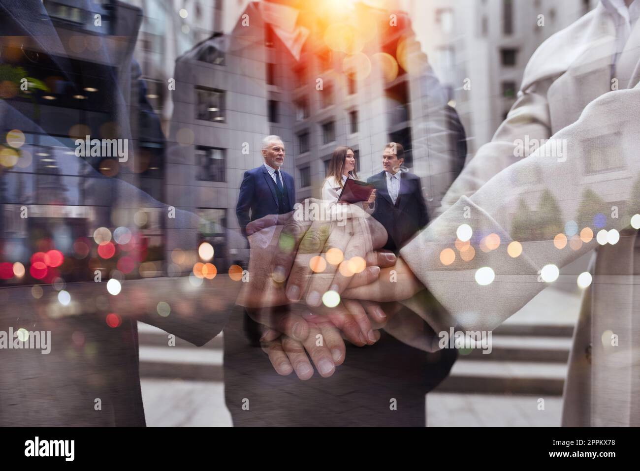 Geschäftsleute, die ihre Hände zusammen. Konzept der Teamarbeit und Partnerschaft Stockfoto