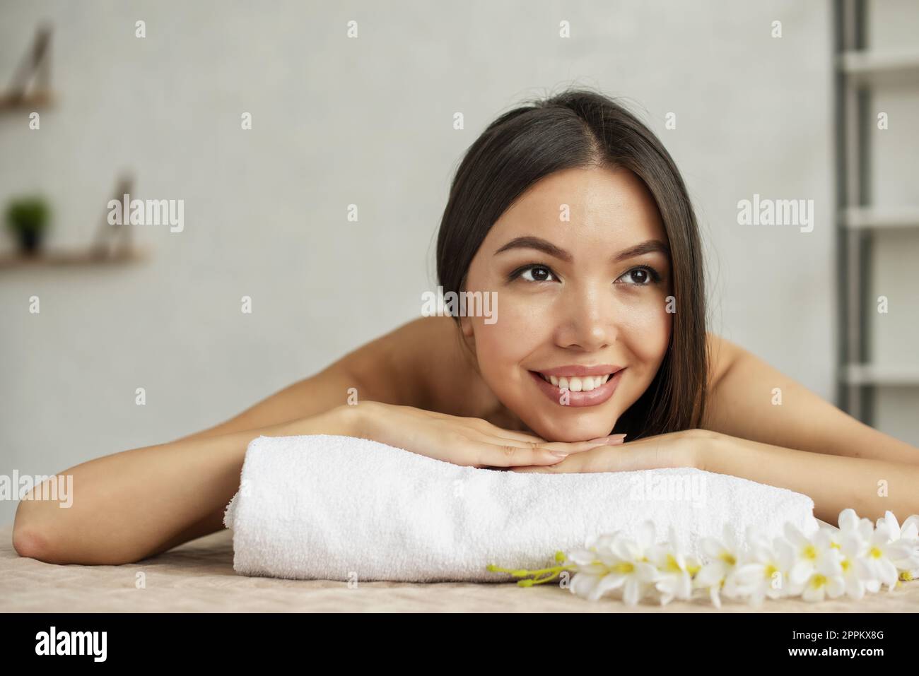 Frau entspannen Sie bei einer Massage im Wellnesscenter Stockfoto