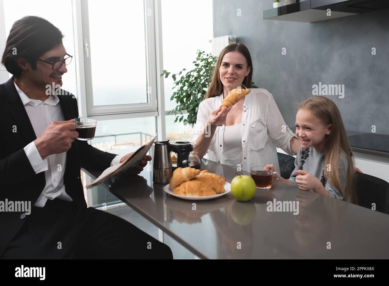 Glückliche Familie haben ein Frühstück zu Hause Stockfoto