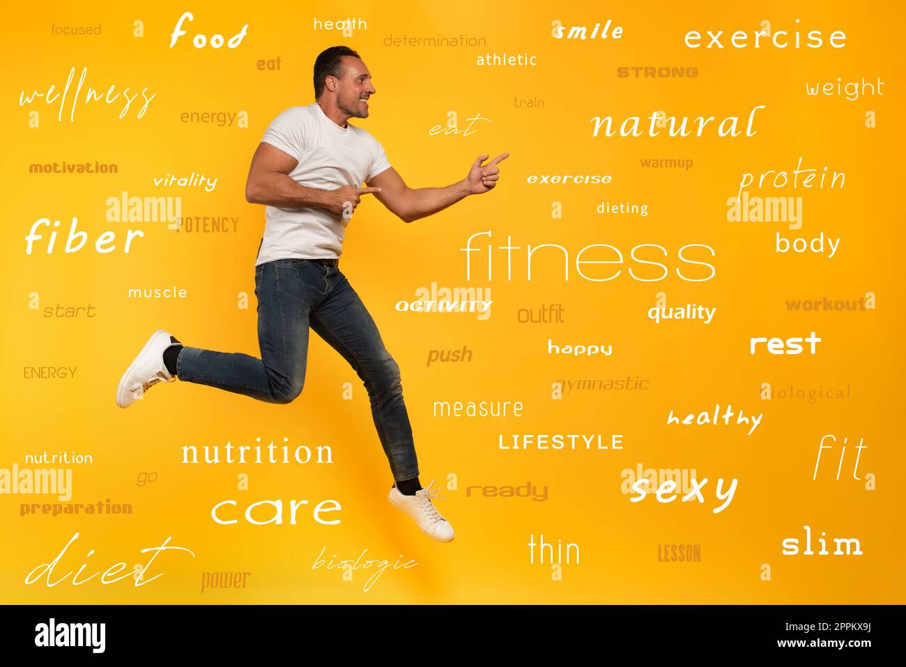 Sport Mann springt auf gelbem Hintergrund. Froh und glücklich. Mit den wichtigsten Fitness und Ernährung Begriffe Stockfoto