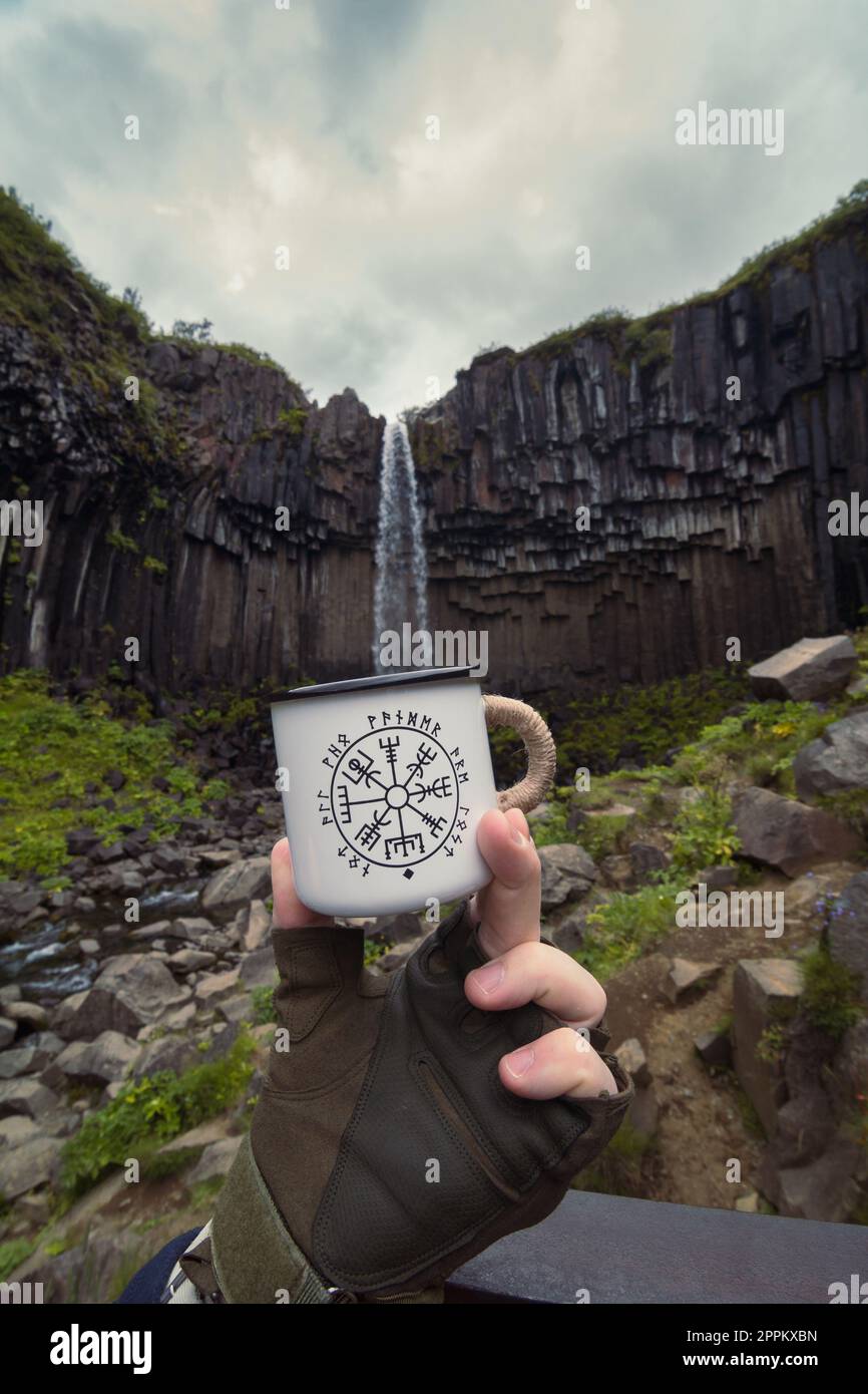 Nahaufnahme Mann mit Becher gegen Wasserfall Konzeptfoto Stockfoto