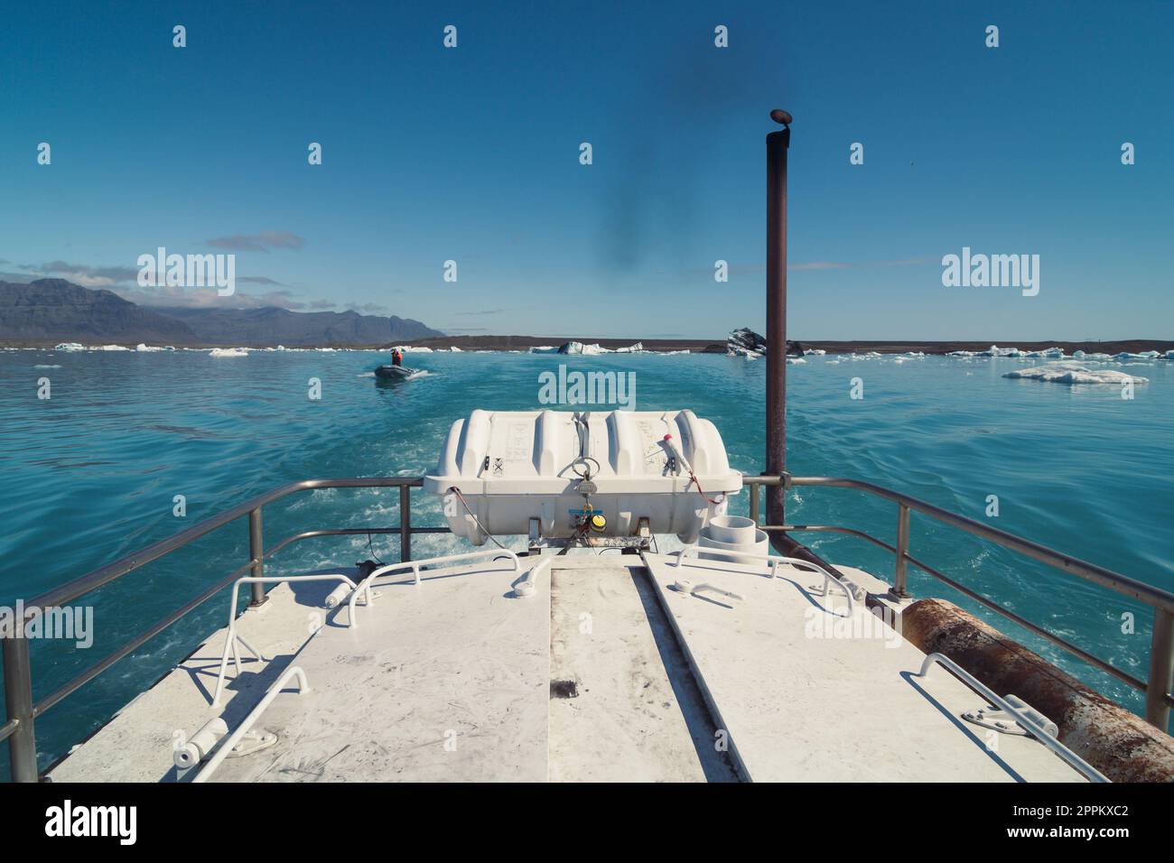 Nahaufnahme des Schiffsherds in azurblauem Meer Konzeptfoto Stockfoto