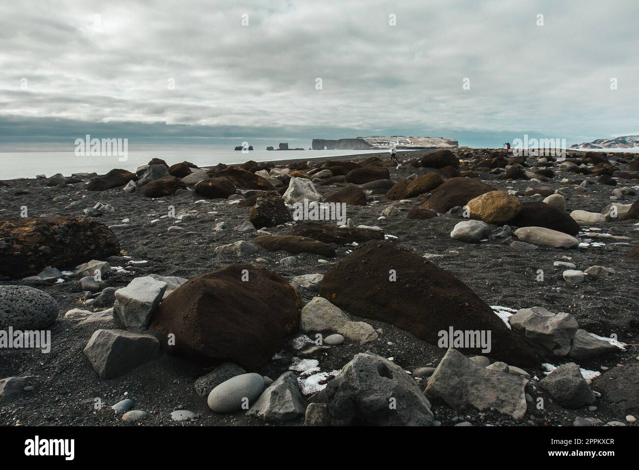 Strand mit riesigen Felsen Landschaftsfoto Stockfoto