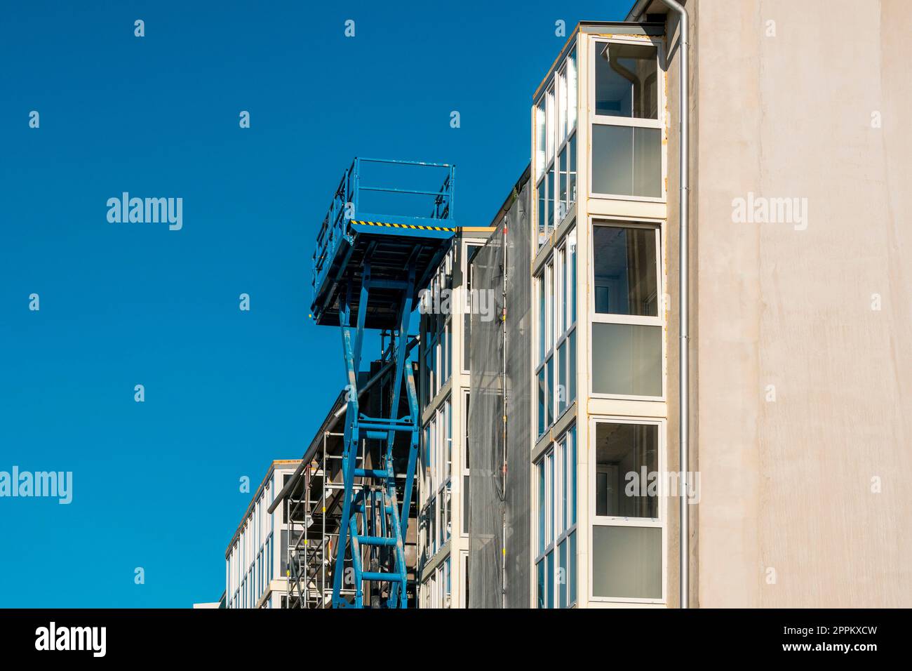 Scherenhubplattform für die Renovierung des mehrstöckigen Gebäudes Stockfoto