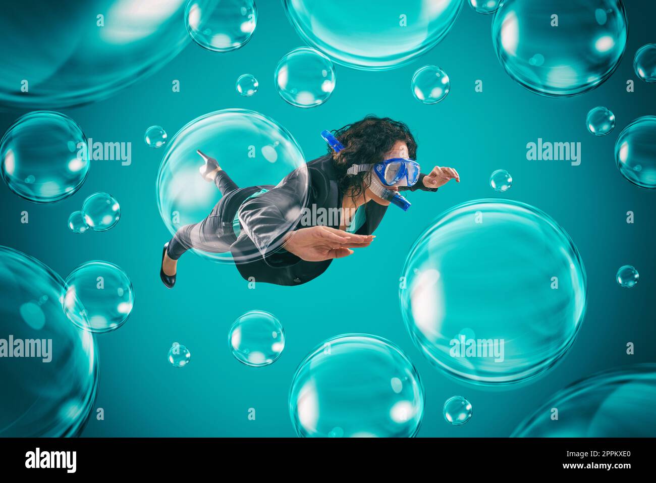 Frau Schwimmen unter Luftblasen mit Maske und Schnorchel in einem tiefen türkis Hintergrund Stockfoto