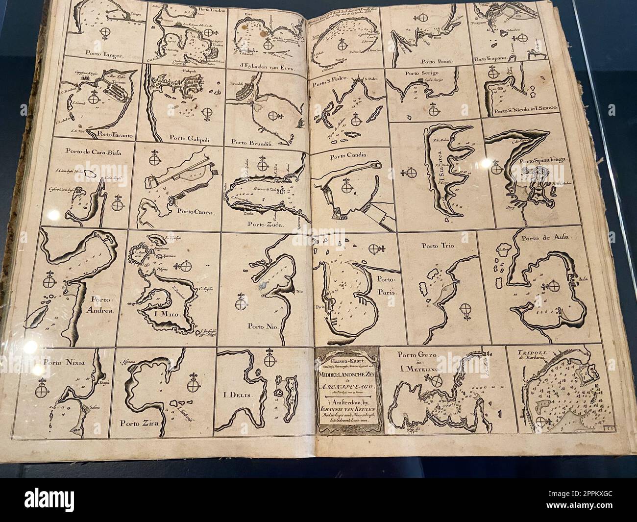 Geografischer Atlas mit Karten von Meeresbuchten in der Nähe des Hafens Stockfoto