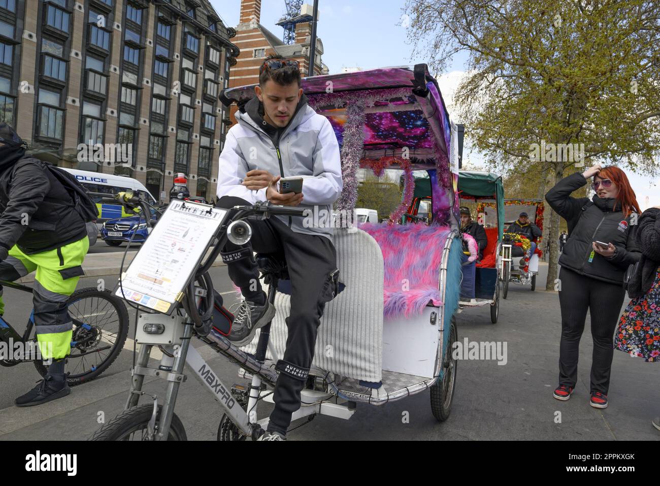 London, England, Großbritannien. Rikscha-Fahrer wartet auf einen Kunden in Westminster Stockfoto