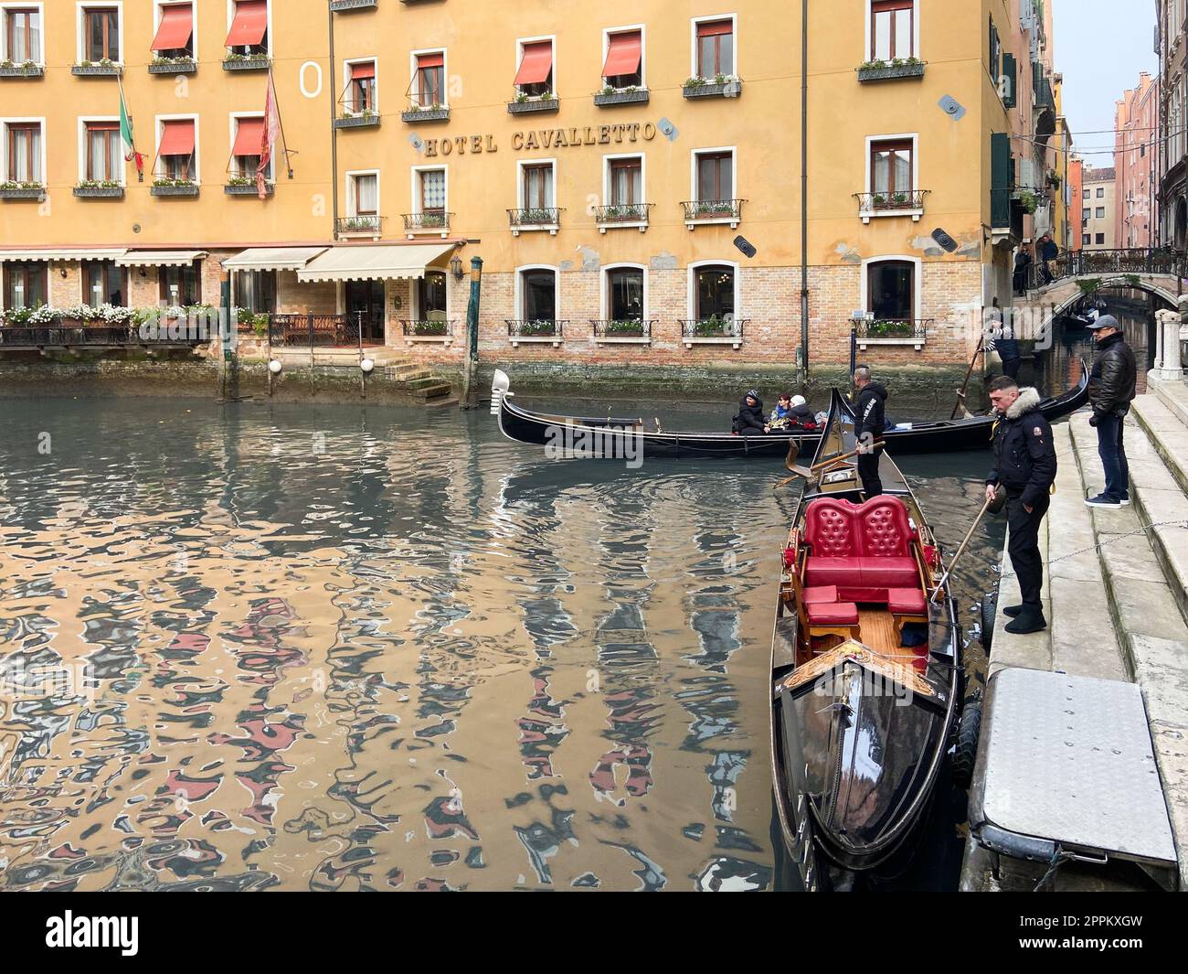 Gondoliere warten in Venedig auf Touristen Stockfoto