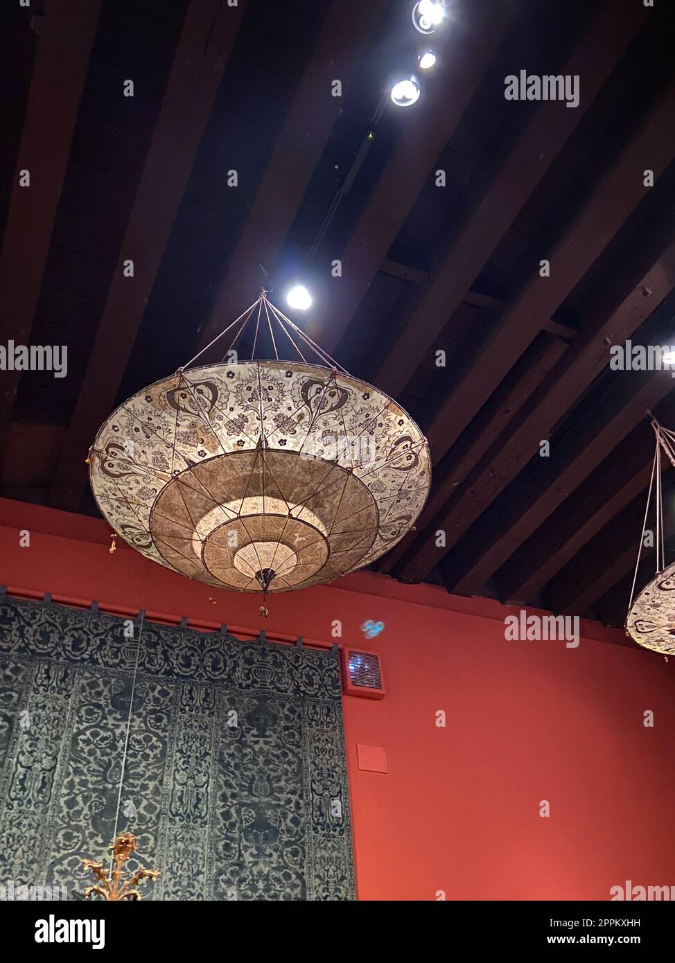 Kronleuchter im Museo Fortuny in Venedig Stockfoto