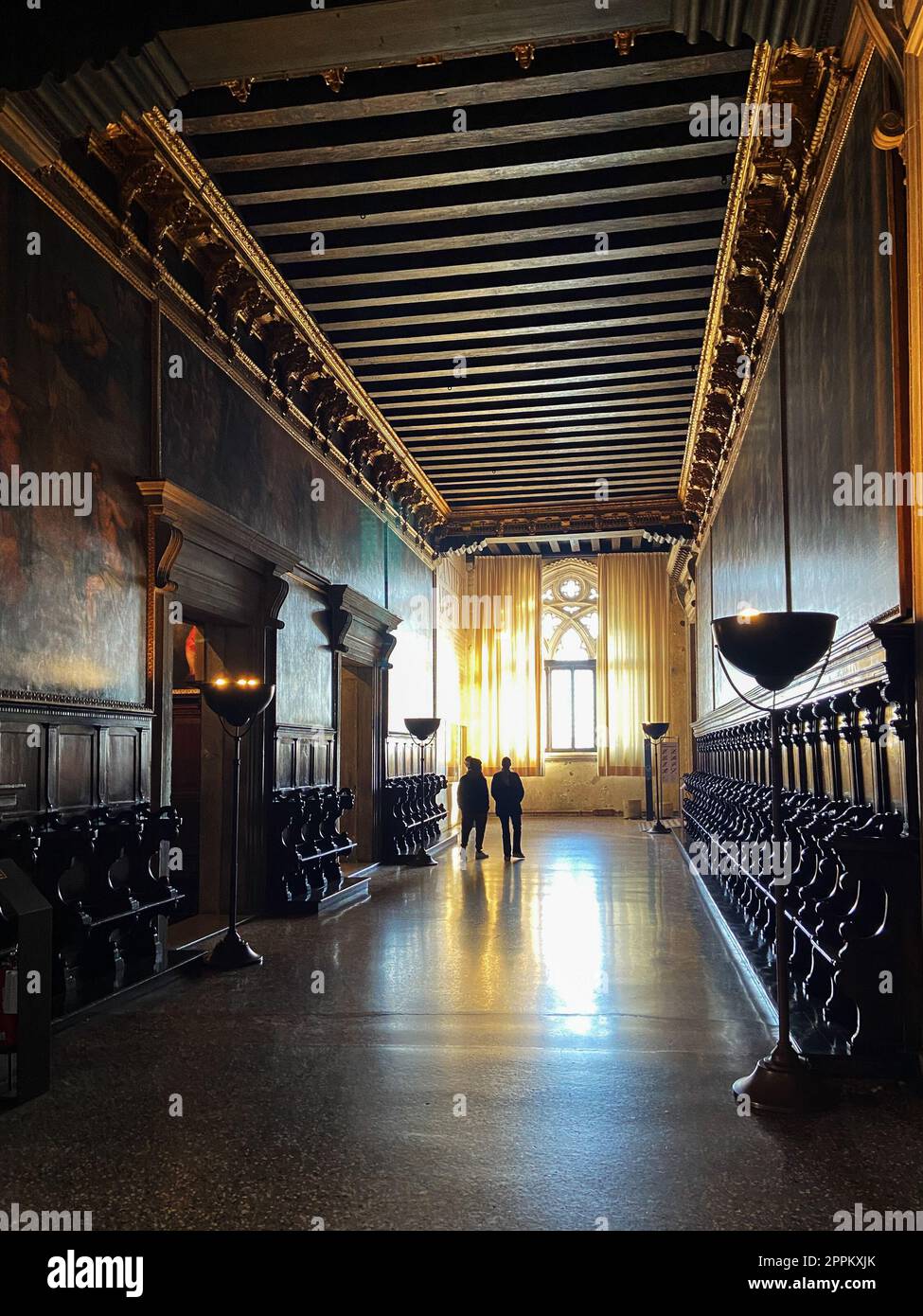 Besucher im Saal des Dogenpalastes in Venedig Stockfoto