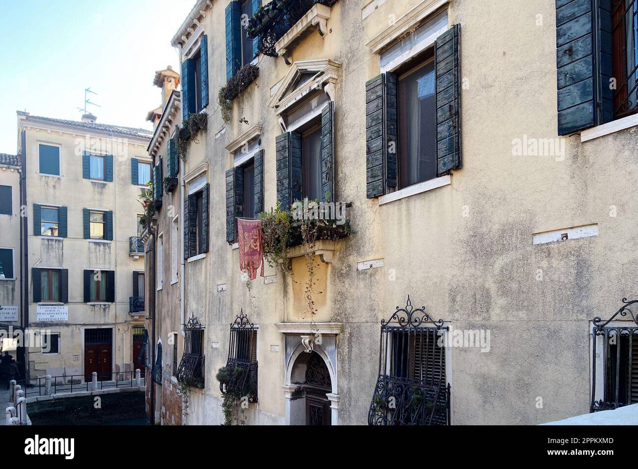 die venezianische Flagge auf dem Apartmenthaus in Venedig-Stadt Stockfoto