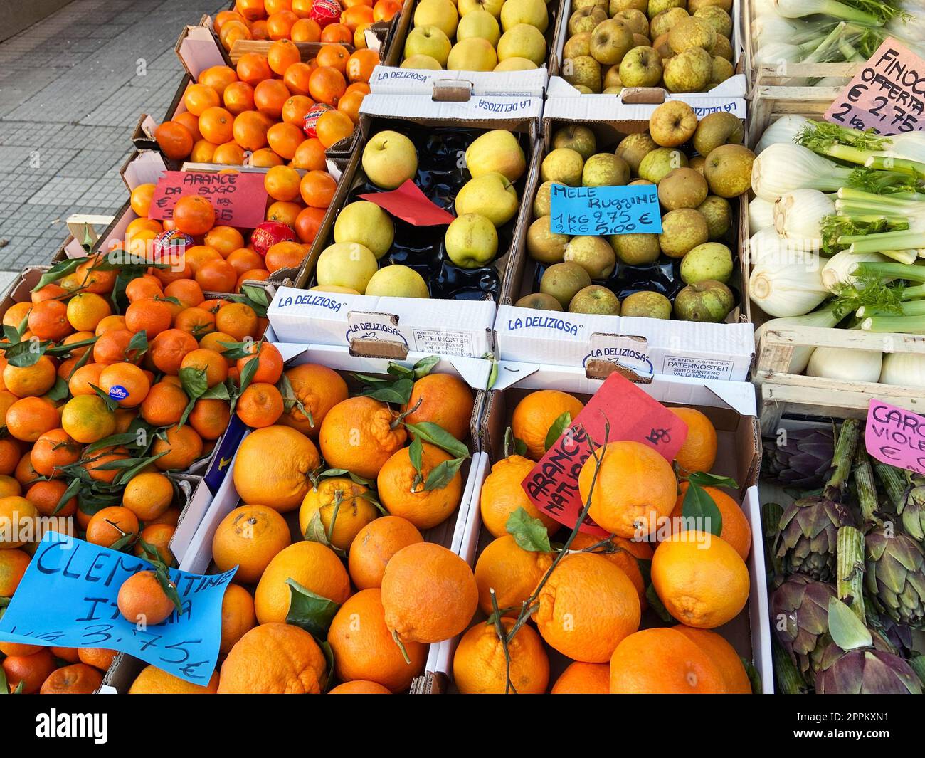 Obst zu Preisen auf der Straße von Venedig City Stockfoto