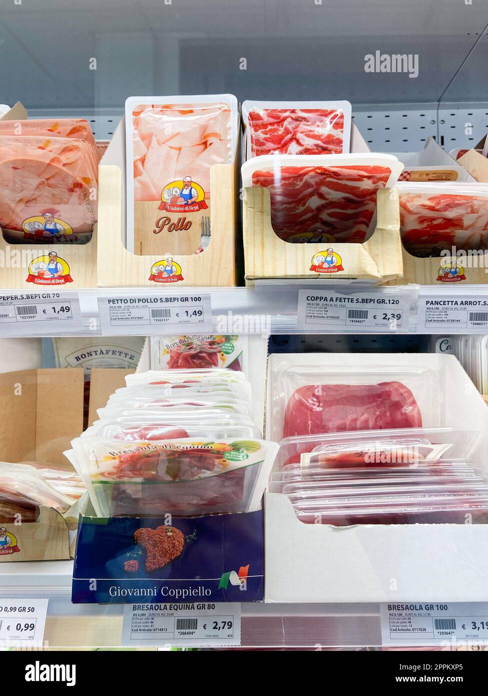Fleischspezialitäten und Preise im Supermarkt Stockfoto