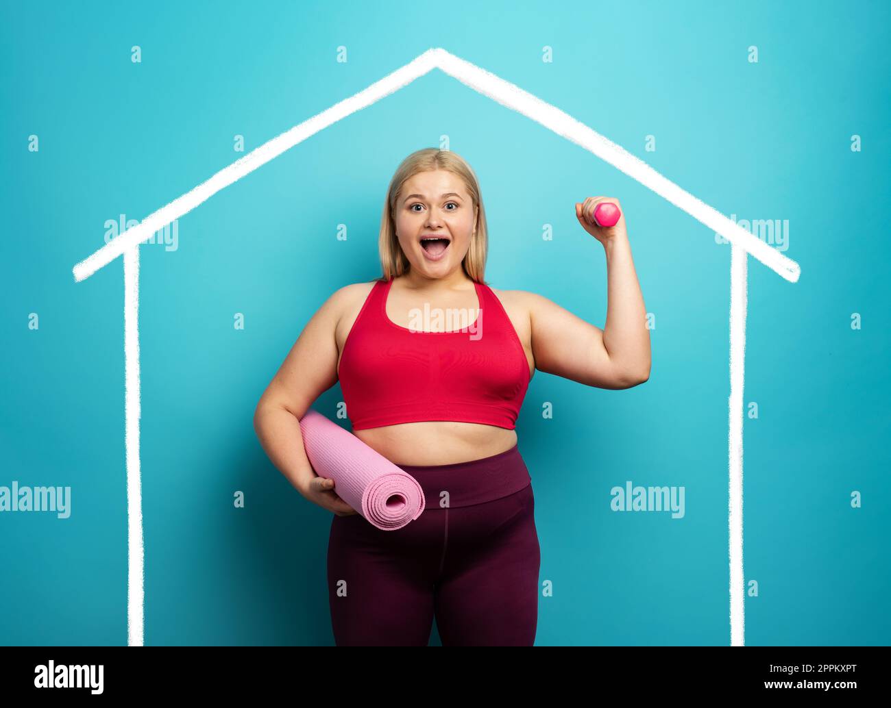 Fat Girl macht zu Hause Fitness-Studio. Zufriedener Ausdruck. Hintergrund Zyan Stockfoto