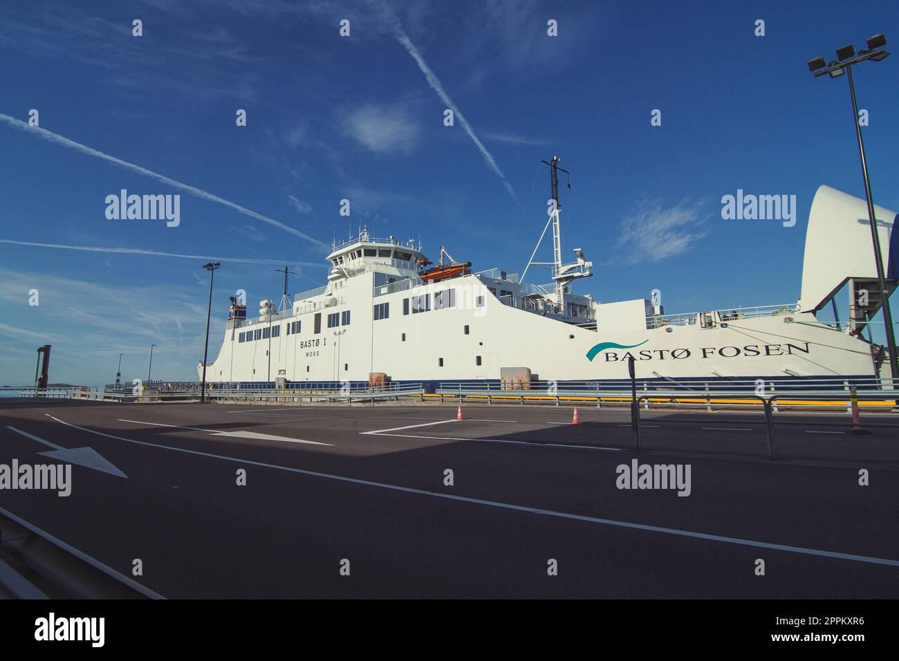 Fährschiff in Hafenlandschaft Foto Stockfoto