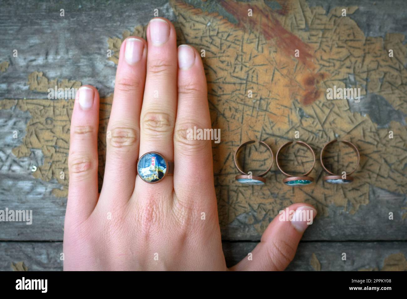 Nahaufnahme einer Frau mit Miniaturgemälde im Craft-Ring-Konzeptfoto Stockfoto