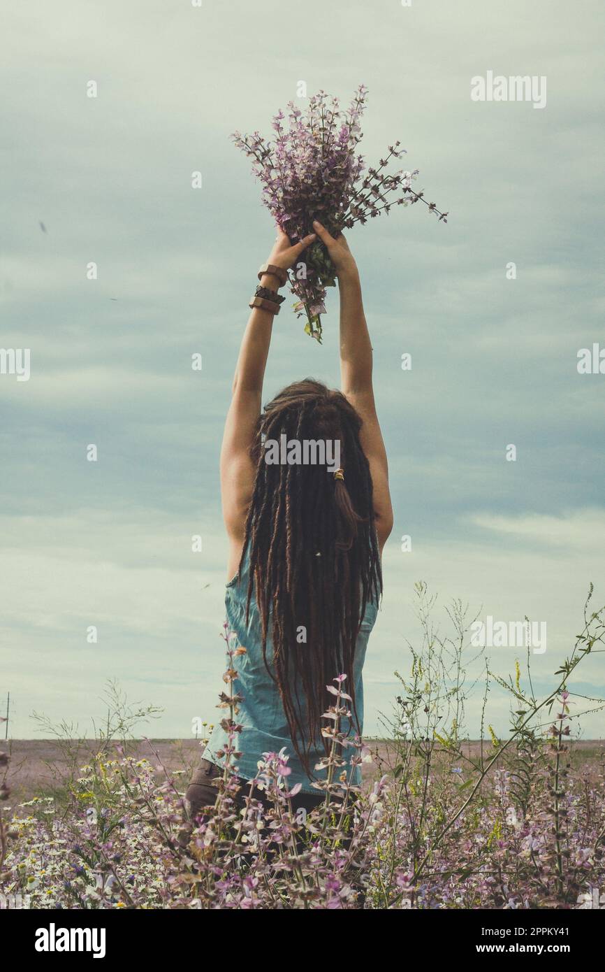 Eine Frau, die einen Strauß aufzieht, in der Landschaftsfotografie Stockfoto