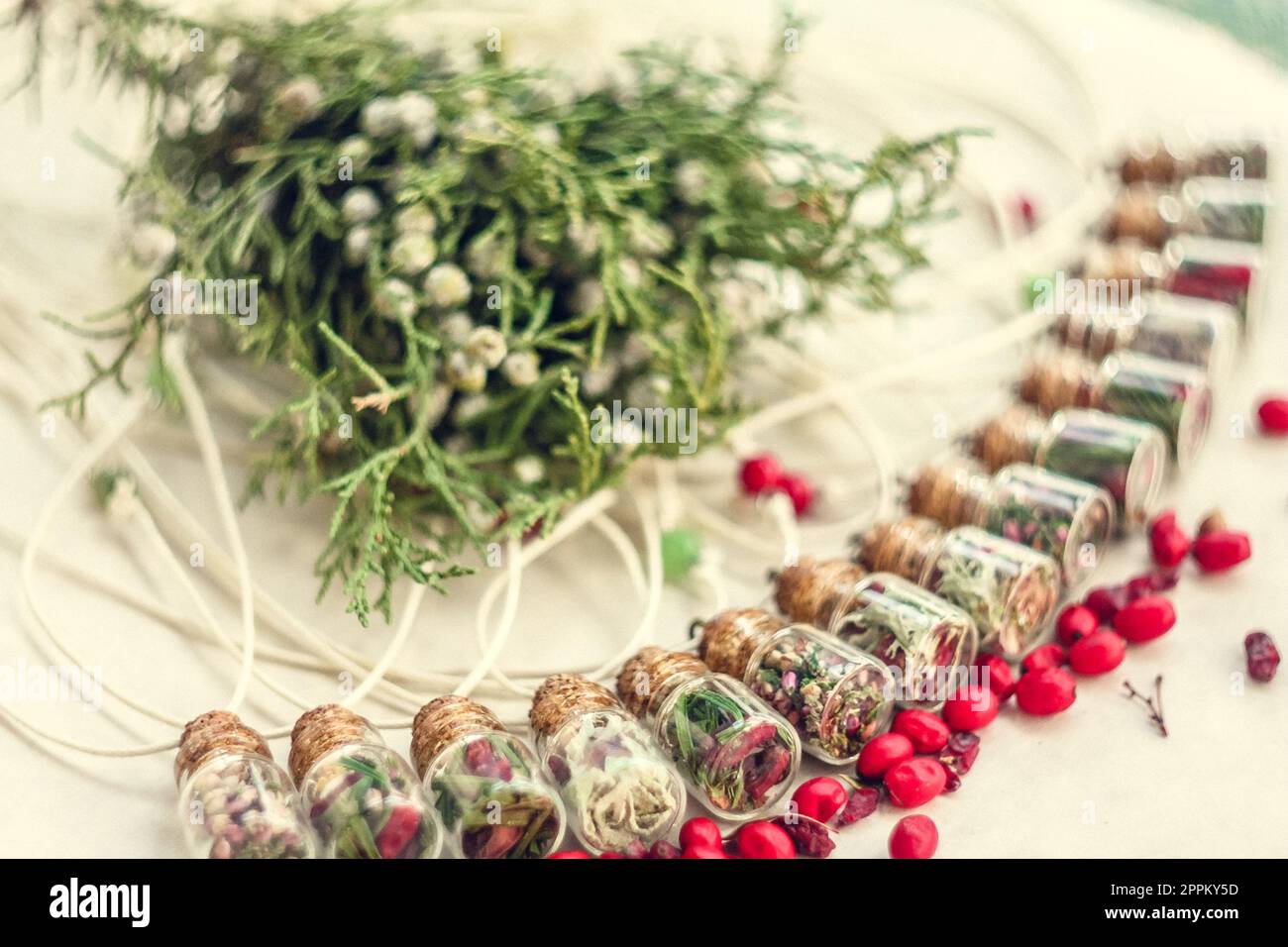 Nahaufnahme Flaschenhänger mit aromatischen Kräutern Konzeptfoto Stockfoto