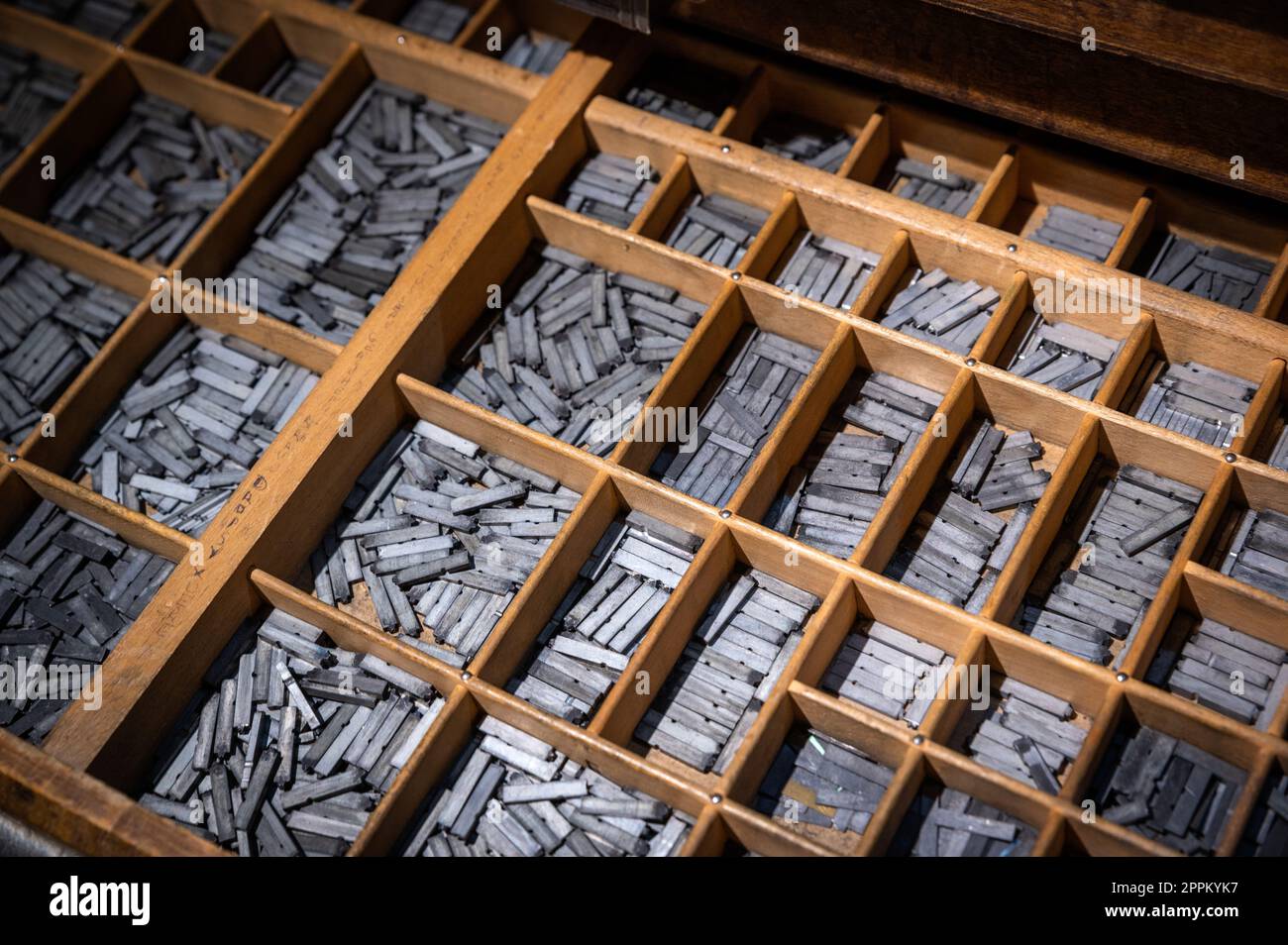 Alte Druckerei mit Metallbriefen Stockfoto