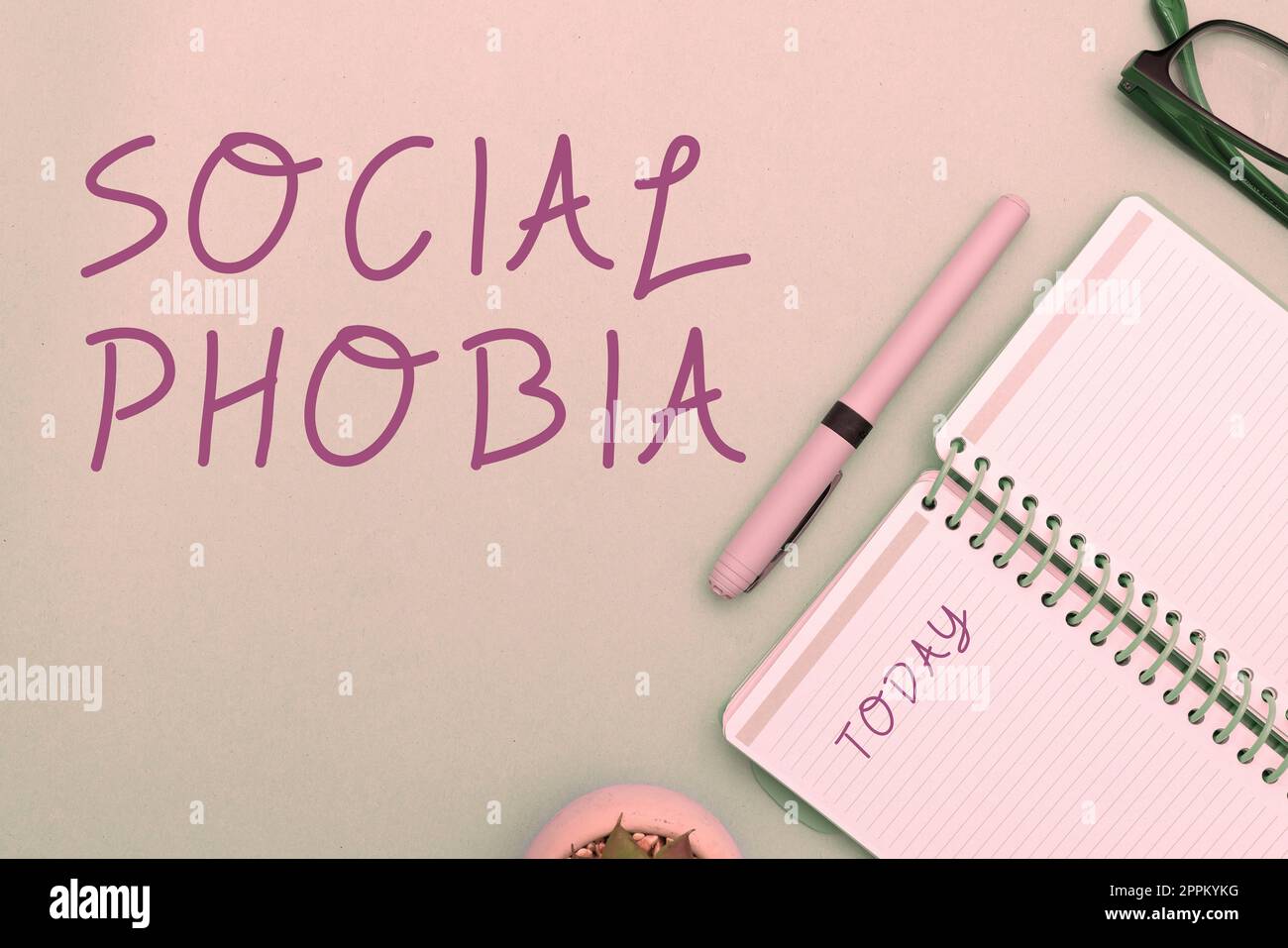 Schild mit der Aufschrift „Soziale Phobie“. Geschäftskonzept überwältigt die Angst vor sozialen Situationen, die beunruhigend sind Stockfoto
