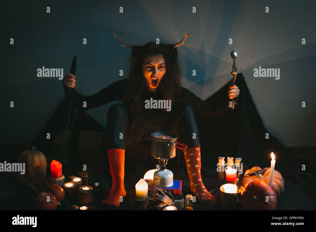 Nahaufnahme einer Schamanin mit Essutensilien im Kriegermotiv-Porträtbild Stockfoto