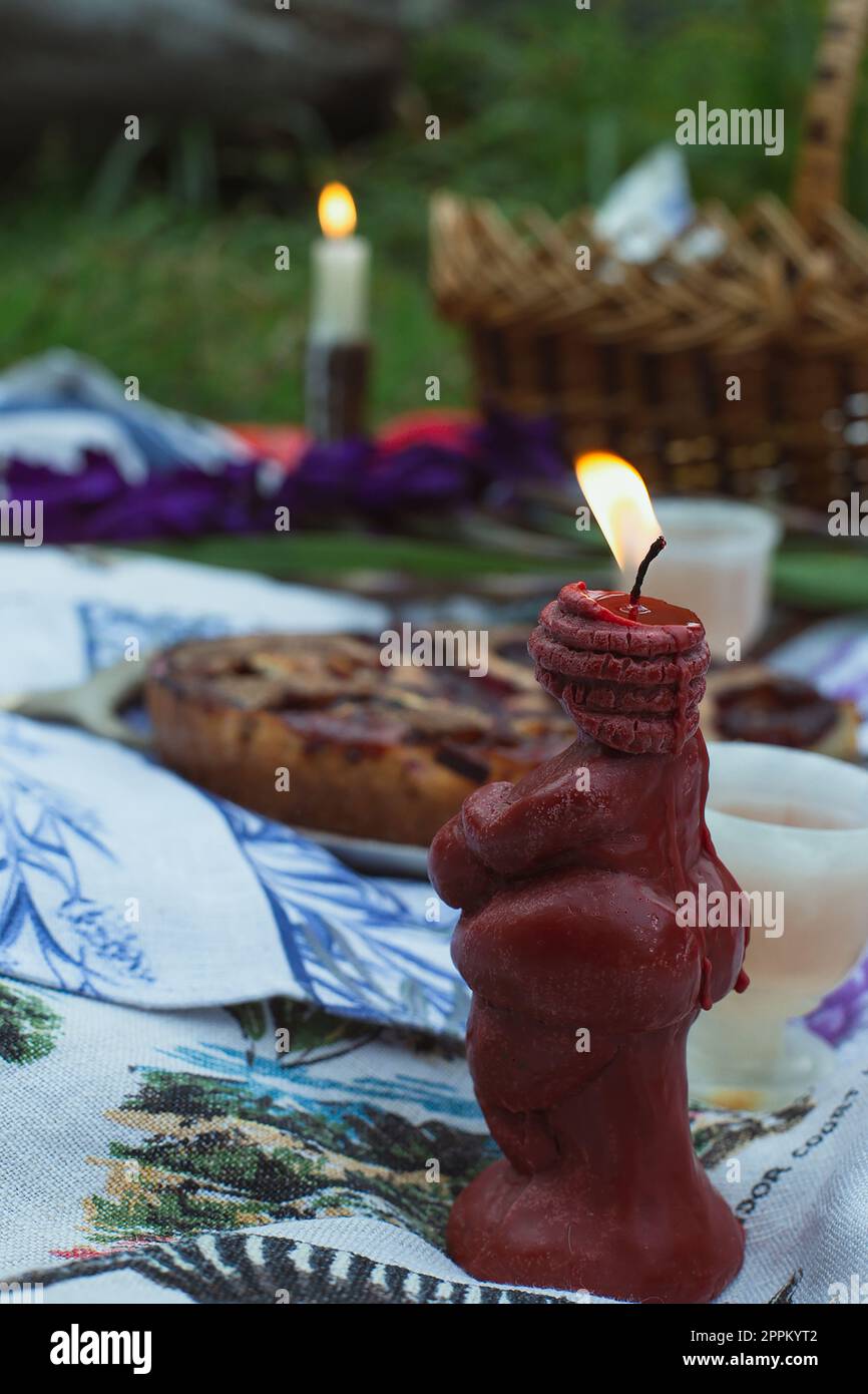 Nahaufnahme brennender Kerzen auf Picknick-Konzeptfoto Stockfoto