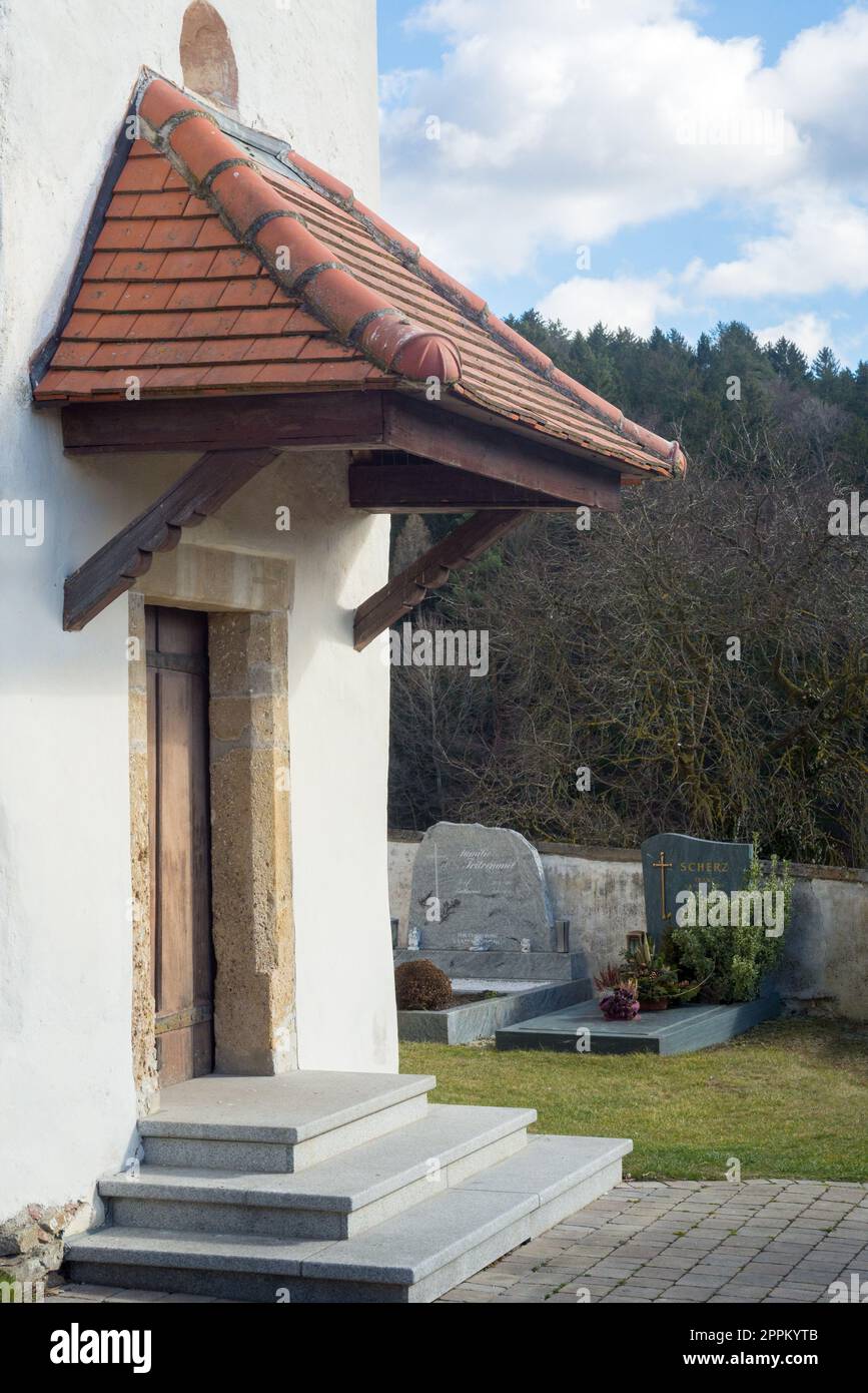 Historische Kirche mit umgebender Mauer in Ofenbach Niederösterreich Stockfoto