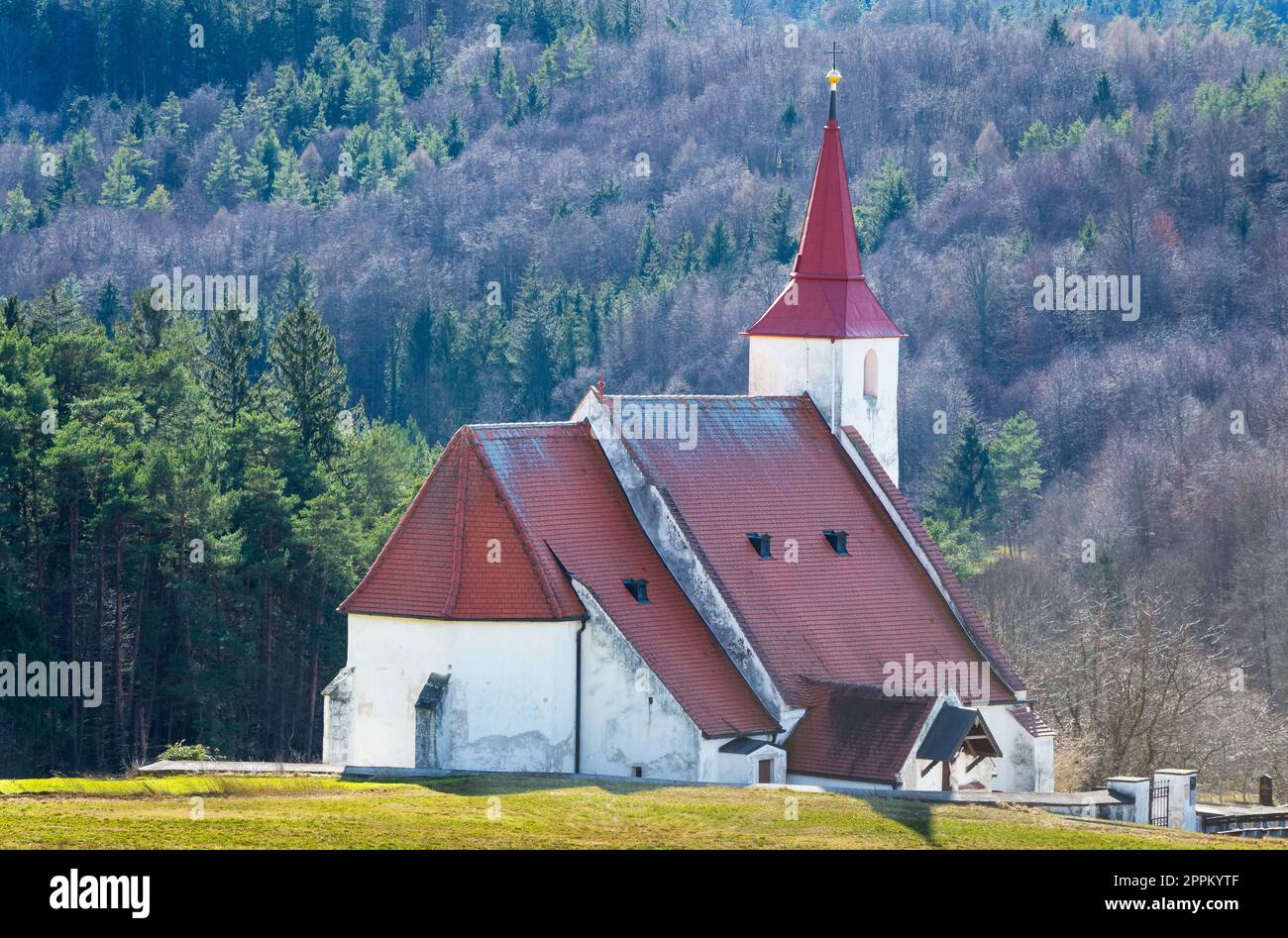 Historische Kirche mit umgebender Mauer in Ofenbach Niederösterreich Stockfoto