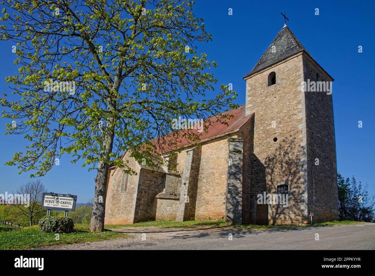 Die Kirche Saint-Sebastien in Berzé-le-Chatel wurde Anfang des 18. Jahrhunderts erbaut und hat Buntglasfenster aus zwei verschiedenen Epochen Stockfoto