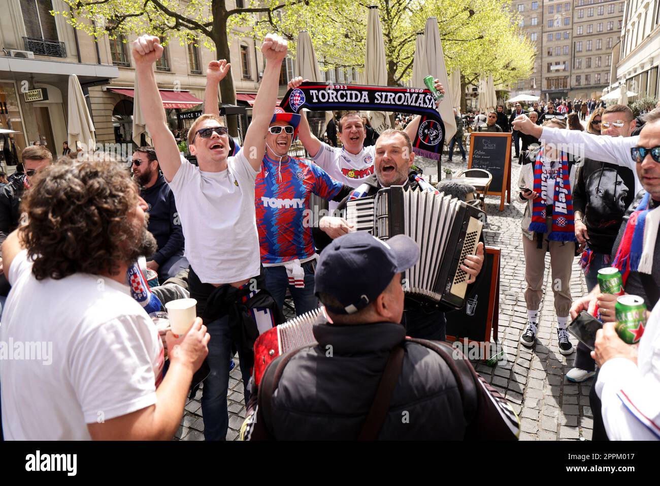 Genf, Schweiz. 24. April 2023. Fans in der Stadt vor dem Start des Finalspiels der UEFA Youth Champions League zwischen AZ Alkmaar und Hajduk in Genf, Schweiz am 24. April 2023. Foto: Luka Stanzl/PIXSELL Kredit: Pixsell/Alamy Live News Stockfoto