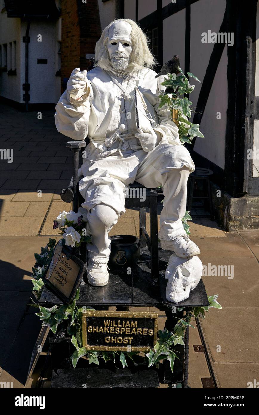 Lebende Statue von William Shakespeare Ghost, Henley Street, Stratford upon Avon. England Großbritannien. Straßenunterhalter Stockfoto