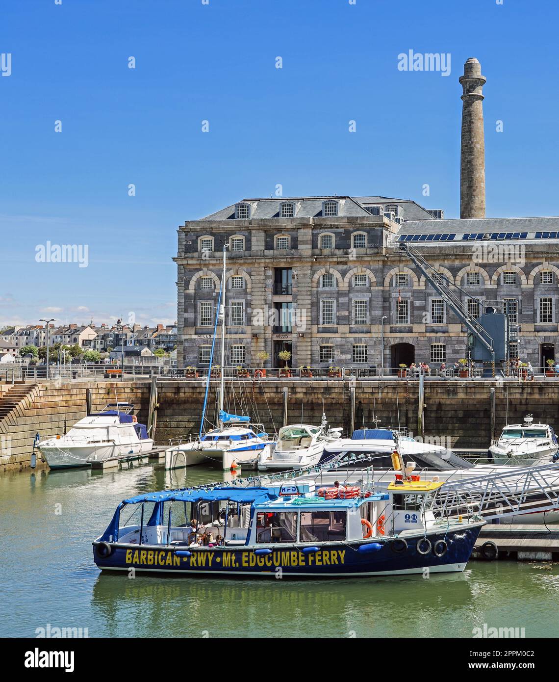 Plymouth's Royal William Yard Prezzo Restaurant überblickt den Hafen und den Fährdienst, aber leider gehört es zu denjenigen, deren Schließung angekündigt wurde Stockfoto