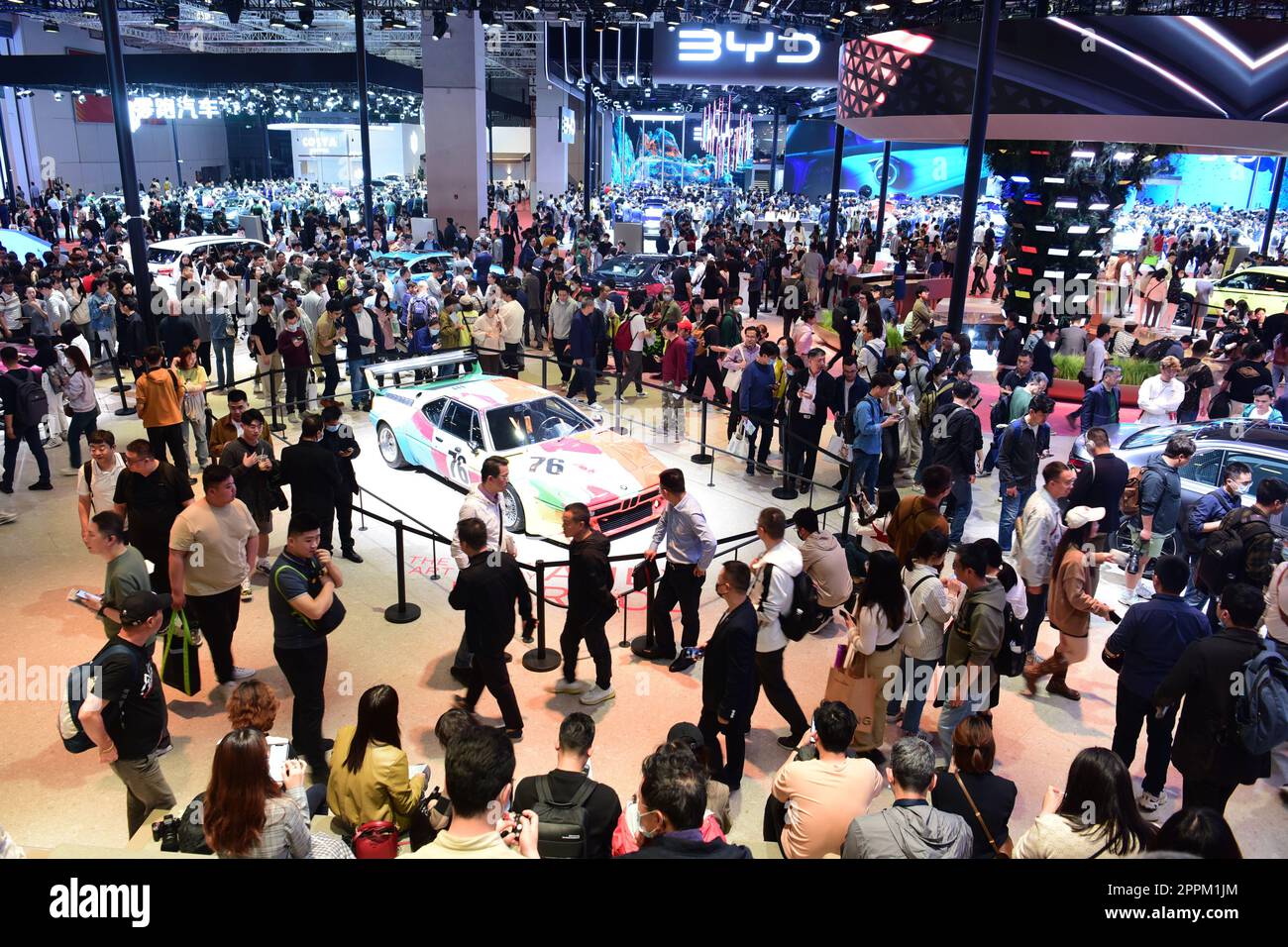 SHANGHAI, CHINA - 21. APRIL 2023 - Zuschauer versammeln sich am BMW-Stand auf der Shanghai Auto Show 2023 in Shanghai, China, 21. April 2023. Stockfoto