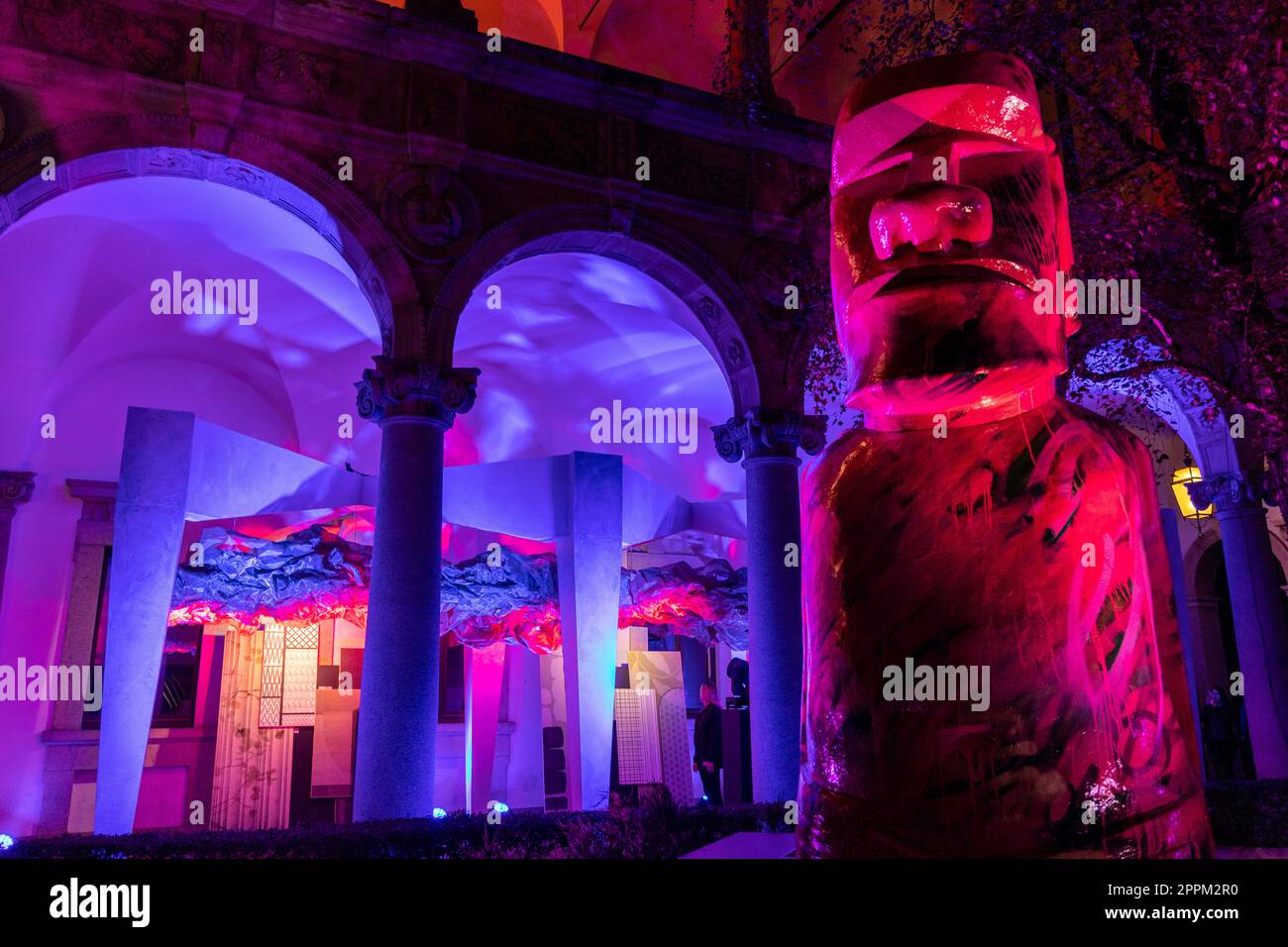 Mailand, Italien - april 23 2023 - Fuorisalone Mailand Design Week - Interni Design Re-Evolution at Università Statale - auf dem Foto - 'Moai' von Urbansolid Credit: Kines Milano/Alamy Live News Stockfoto