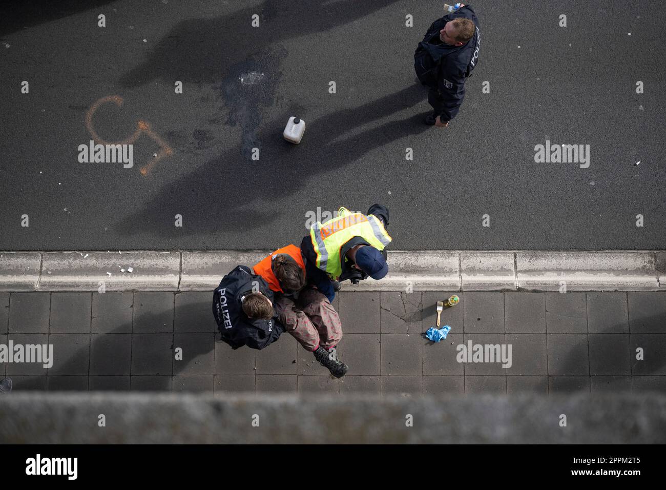 Berlin, Deutschland. 24. April 2023. Ein Aktivist wird von zwei Polizisten von der Straße der A100 getragen. Am Montag wird die letzte Generation versuchen, die gesamte Hauptstadt zu lähmen. Bis zu 800 Unterstützer sollten an Aktionen und Blockaden teilnehmen. Kredit: Hannes P. Albert/dpa/Alamy Live News Stockfoto