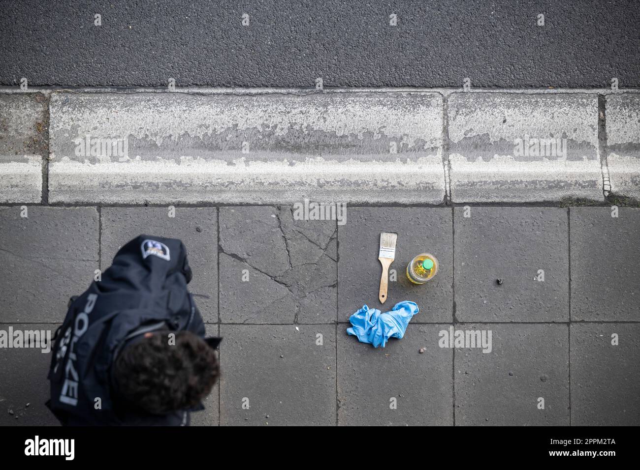 Berlin, Deutschland. 24. April 2023. Ein Polizist geht an Werkzeugen und Utensilien vorbei, um Sekundenkleber zu entfernen. Am Montag sagt die letzte Generation, dass sie versuchen wird, die ganze Hauptstadt zu lähmen. Bis zu 800 Unterstützer sollten an Aktionen und Blockaden teilnehmen. Kredit: Hannes P. Albert/dpa/Alamy Live News Stockfoto