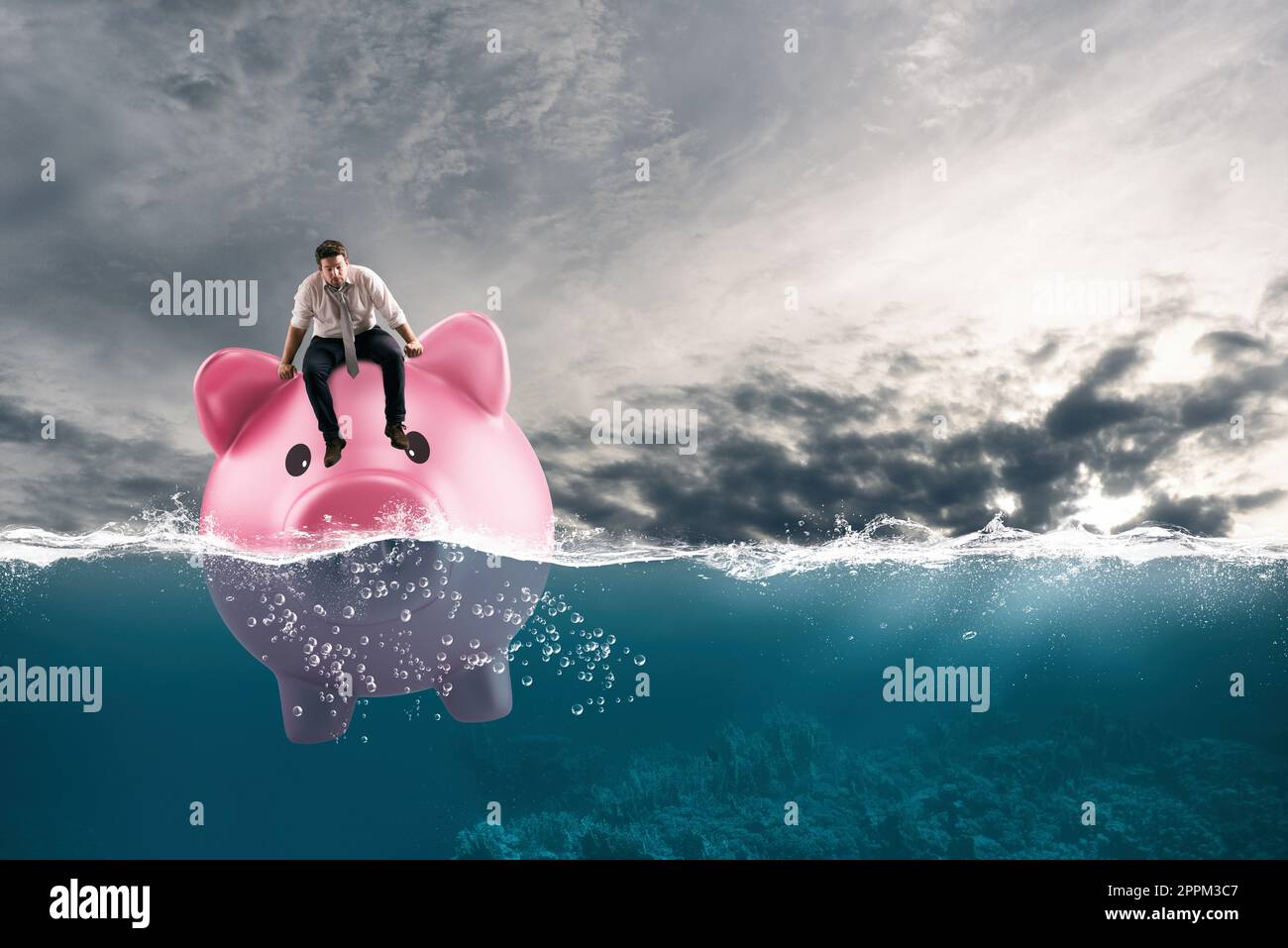 Geschäftsmann in finanziellen Schwierigkeiten segelt auf Sparschwein in schlechten Gewässern aufgrund der Krise Stockfoto