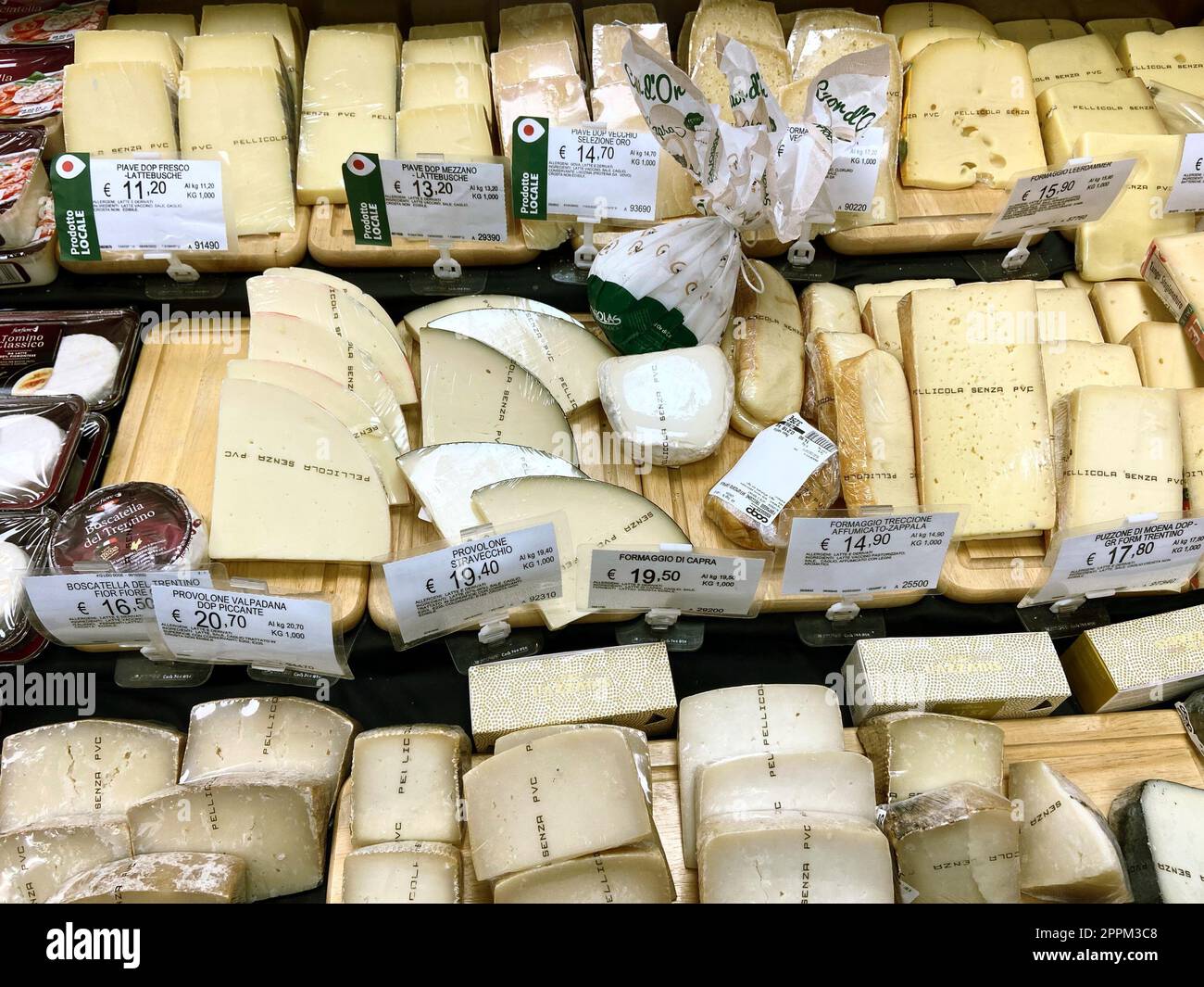 Verschiedene italienische Käsesorten zu Preisen im lokalen Geschäft Stockfoto
