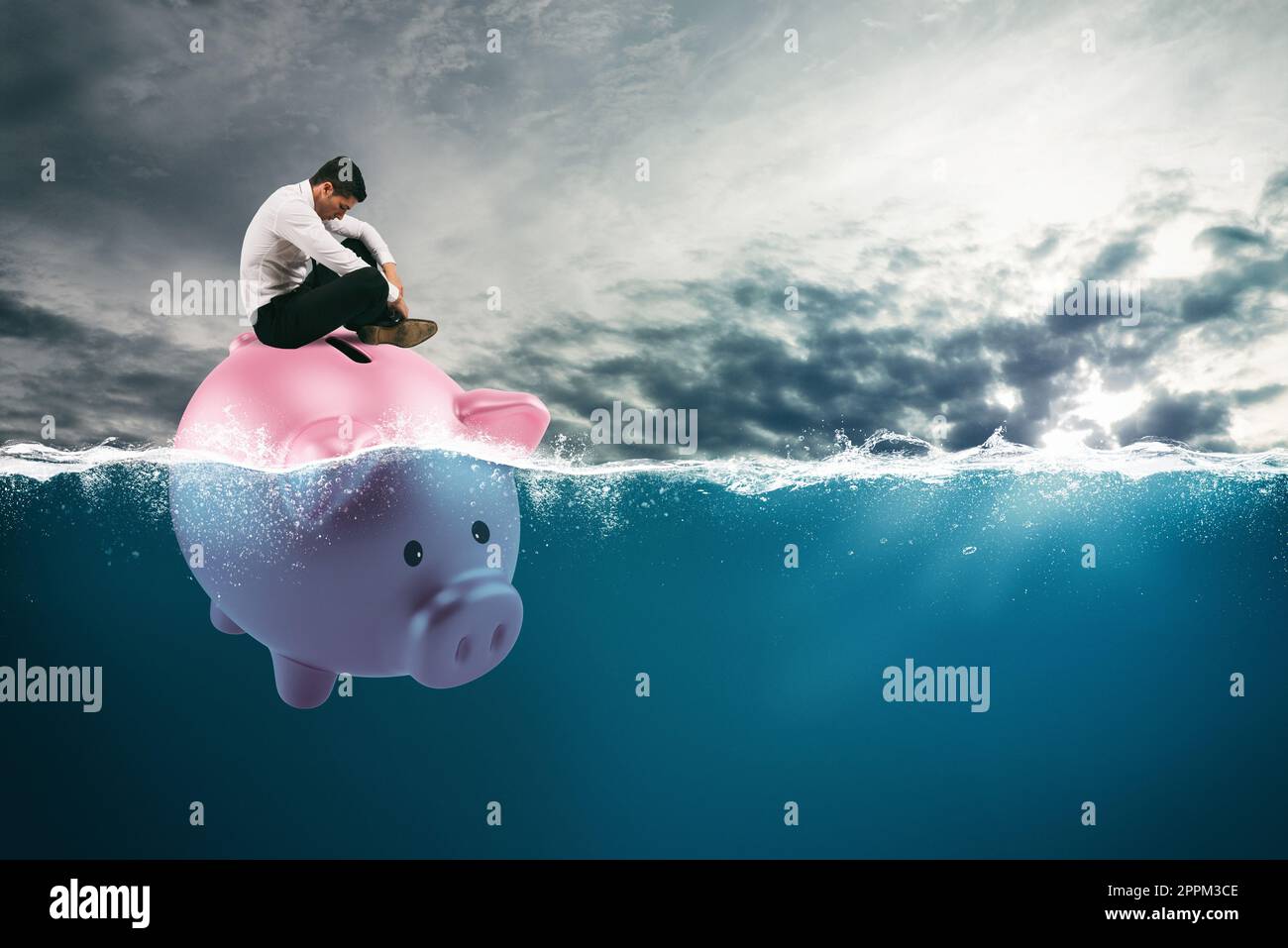 Geschäftsmann in finanziellen Schwierigkeiten segelt auf Sparschwein in schlechten Gewässern aufgrund der Krise Stockfoto