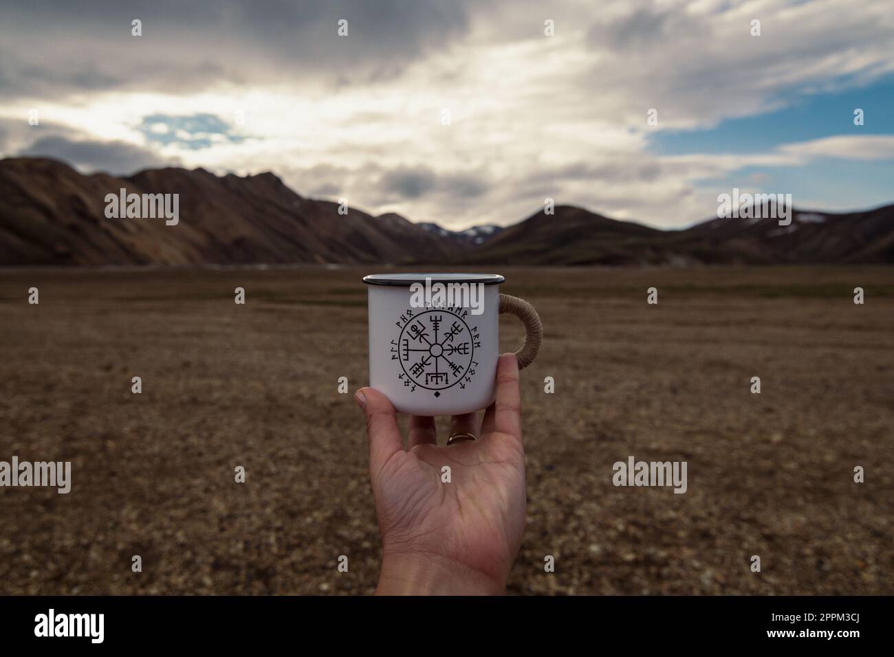 Nahaufnahme Person mit emailliertem Becher Konzeptfoto Stockfoto